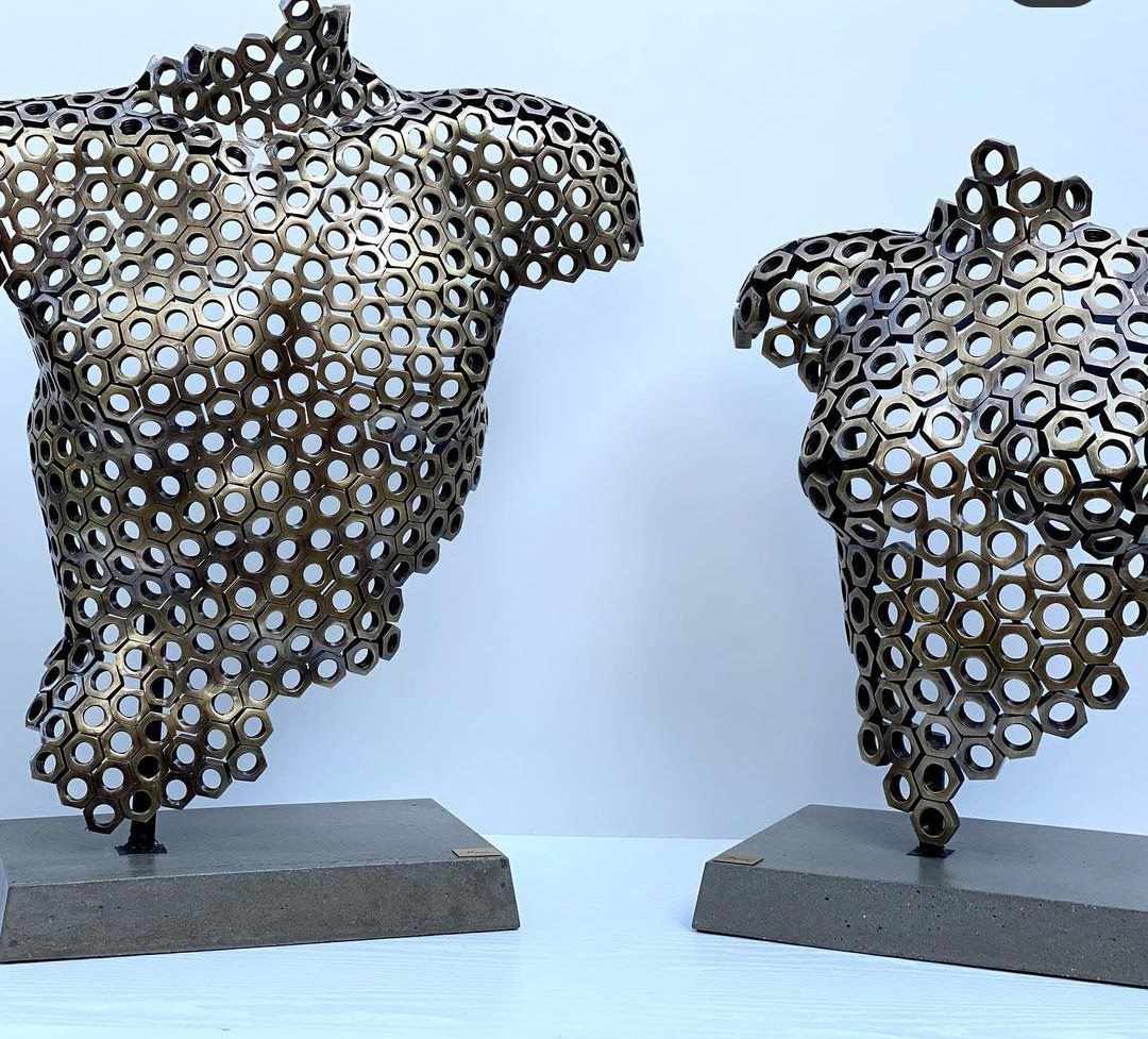Металлические скульптуры из гаек — мужской и женский торс