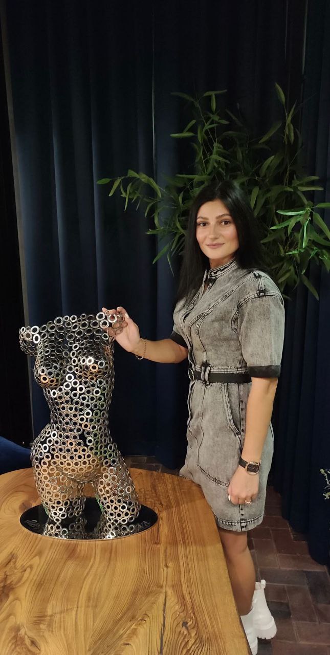 Скульптура из метал на выставке